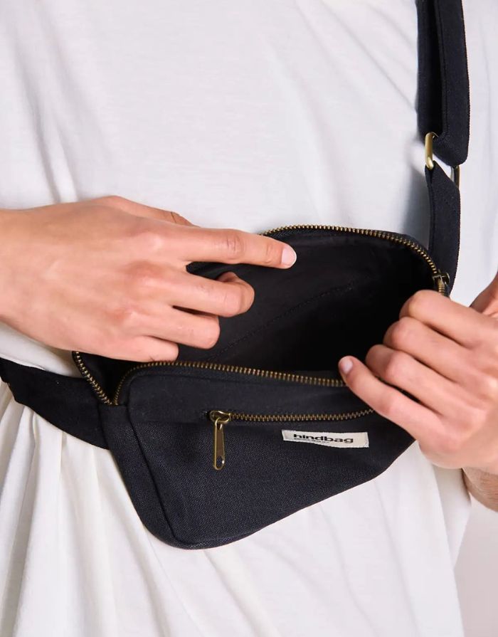 Fanny Pack Harry von Hindbag in der Farbe Noir– rechteckige Bauchtasche aus GOTS-zertifizierter Bio-Baumwolle mit zwei Reißverschlusstaschen und verstellbarem Gurt