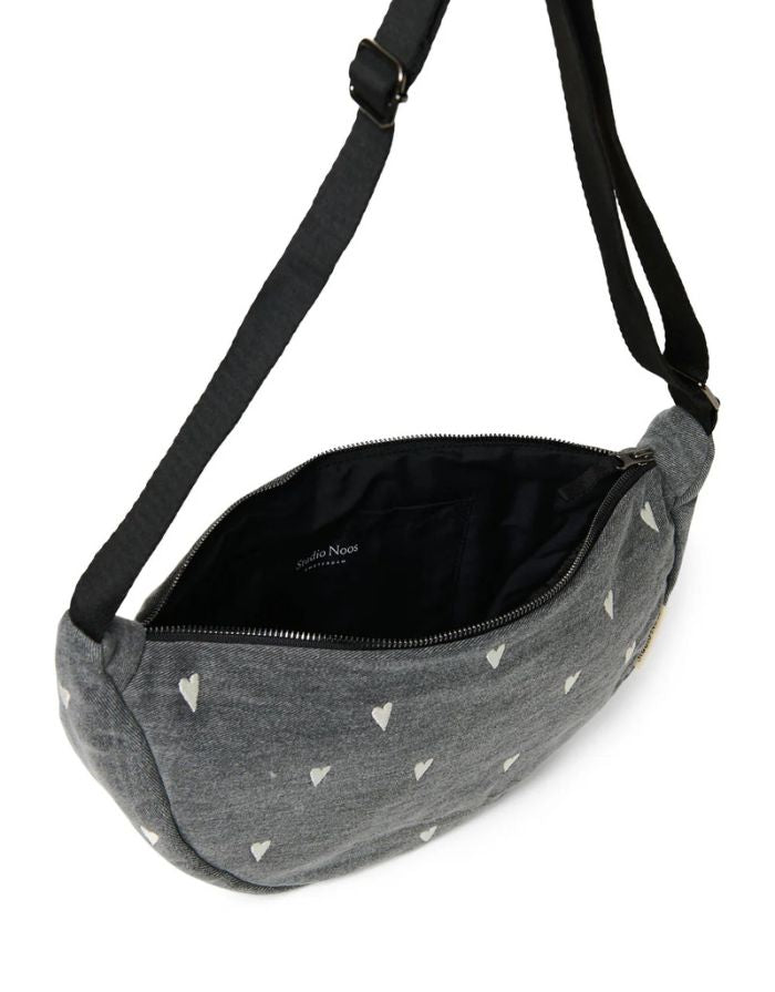 Studio Noos Fanny Pack Denim Grey Hearts – kompakte Bauchtasche aus 100 % Baumwolle, vielseitig tragbar als Hüfttasche oder crossbody, modernes Herz-Design, Maße 39x20x11 cm.