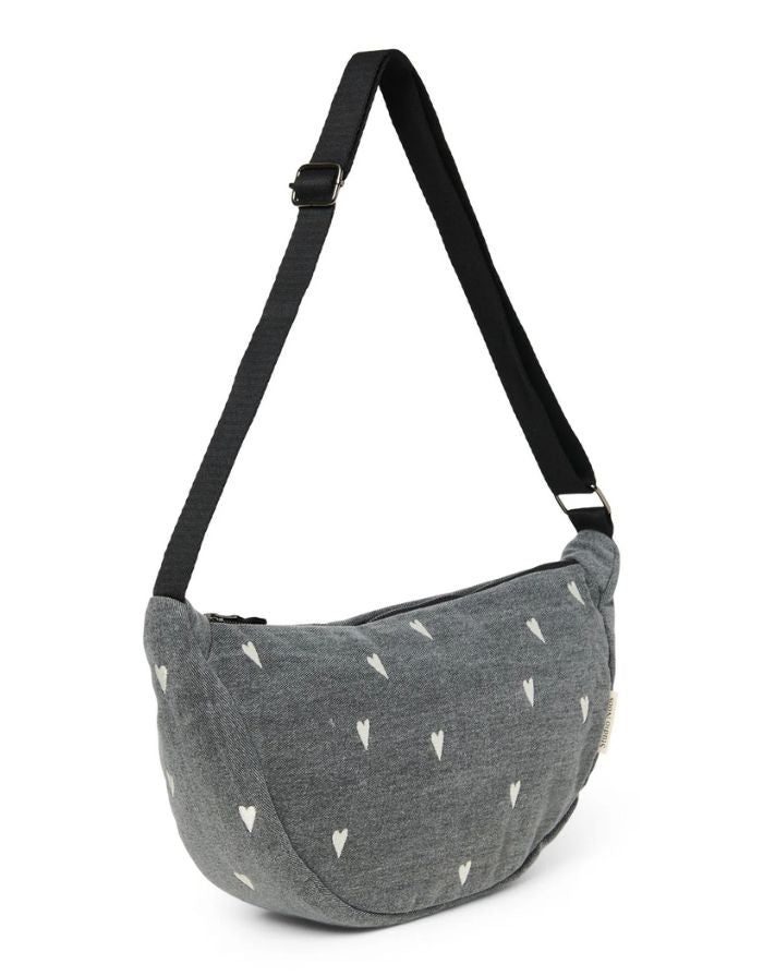 Studio Noos Fanny Pack Denim Grey Hearts – kompakte Bauchtasche aus 100 % Baumwolle, vielseitig tragbar als Hüfttasche oder crossbody, modernes Herz-Design, Maße 39x20x11 cm.