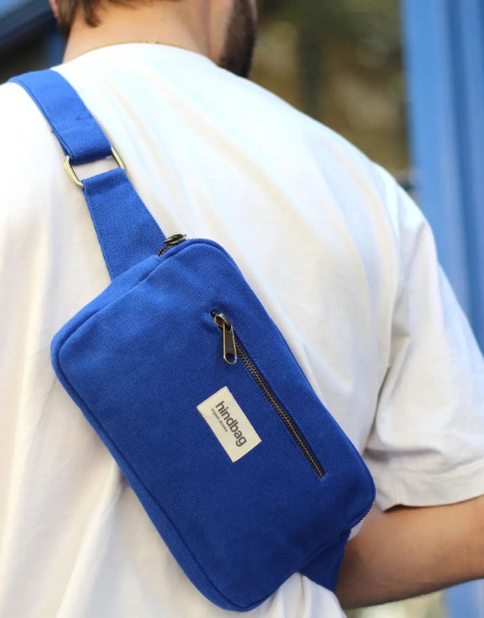 Fanny Pack Harry von Hindbag in Electric Blue, aus GOTS-zertifizierter Bio-Baumwolle, rechteckig mit zwei Reißverschlusstaschen und verstellbarem Gurt.
