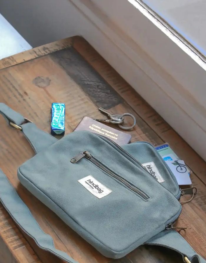Fanny Pack Harry von Hindbag in Salbei, aus GOTS-zertifizierter Bio-Baumwolle, rechteckig mit zwei Reißverschlusstaschen und verstellbarem Gurt.