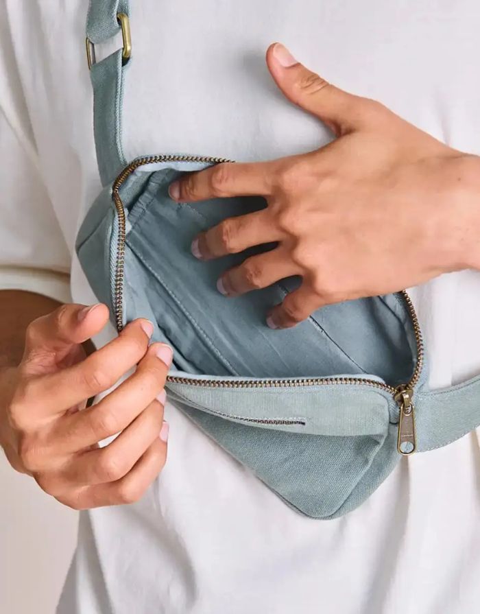 Fanny Pack Harry von Hindbag in Salbei, aus GOTS-zertifizierter Bio-Baumwolle, rechteckig mit zwei Reißverschlusstaschen und verstellbarem Gurt.