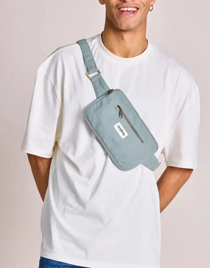 Fanny Pack Harry von Hindbag in Salbei, aus GOTS-zertifizierter Bio-Baumwolle, rechteckig mit zwei Reißverschlusstaschen und verstellbarem Gurt.