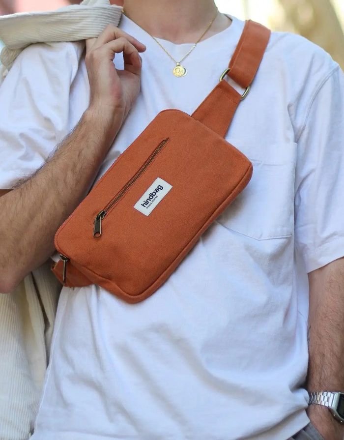 Fanny Pack Harry von Hindbag in Siena, aus GOTS-zertifizierter Bio-Baumwolle, rechteckig mit zwei Reißverschlusstaschen und verstellbarem Gurt.