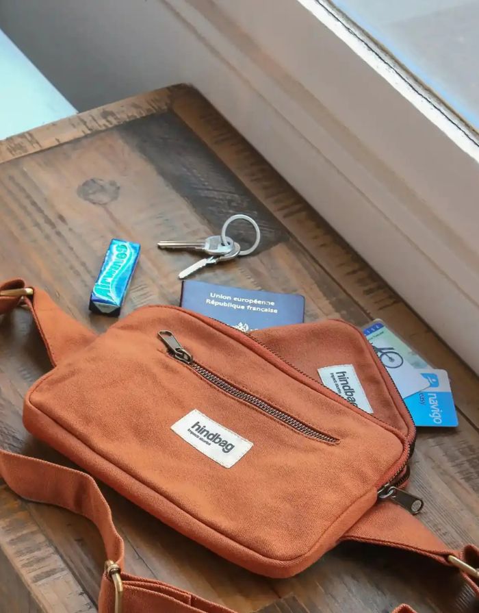 Fanny Pack Harry von Hindbag in Siena, aus GOTS-zertifizierter Bio-Baumwolle, rechteckig mit zwei Reißverschlusstaschen und verstellbarem Gurt.
