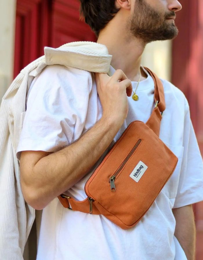 Fanny Pack Harry von Hindbag in Siena, aus GOTS-zertifizierter Bio-Baumwolle, rechteckig mit zwei Reißverschlusstaschen und verstellbarem Gurt.