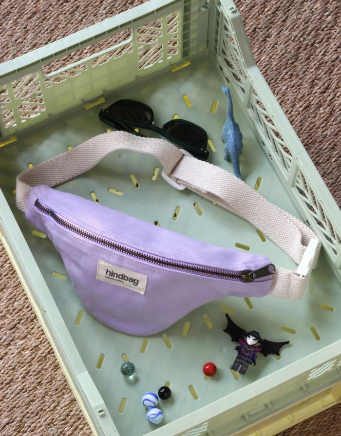 Fanny Pack Kids Augustin von Hindbag in Blush, GOTS-zertifizierte Bio-Baumwolle, Bauchtasche mit verstellbarem Gurt und Clip für Kinder von 4 bis 10 Jahren.