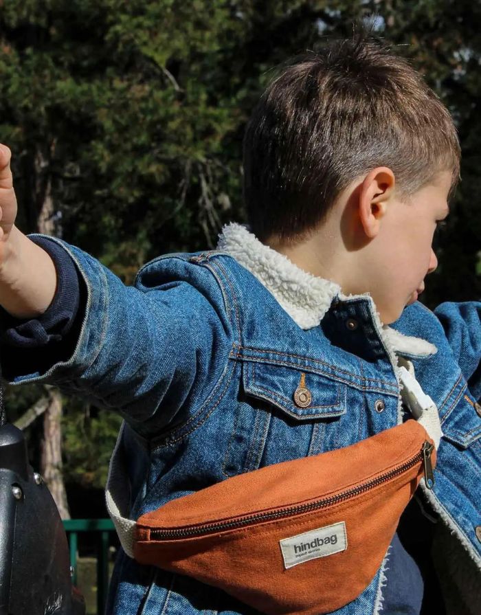 Fanny Pack Kids Augustin von Hindbag in Siena, GOTS-zertifizierte Bio-Baumwolle, Bauchtasche mit verstellbarem Gurt und Clip für Kinder von 4 bis 10 Jahren.