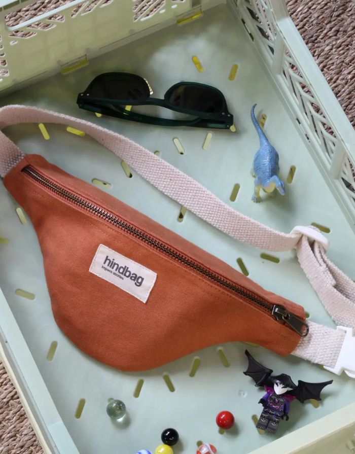 Fanny Pack Kids Augustin von Hindbag in Siena, GOTS-zertifizierte Bio-Baumwolle, Bauchtasche mit verstellbarem Gurt und Clip für Kinder von 4 bis 10 Jahren.