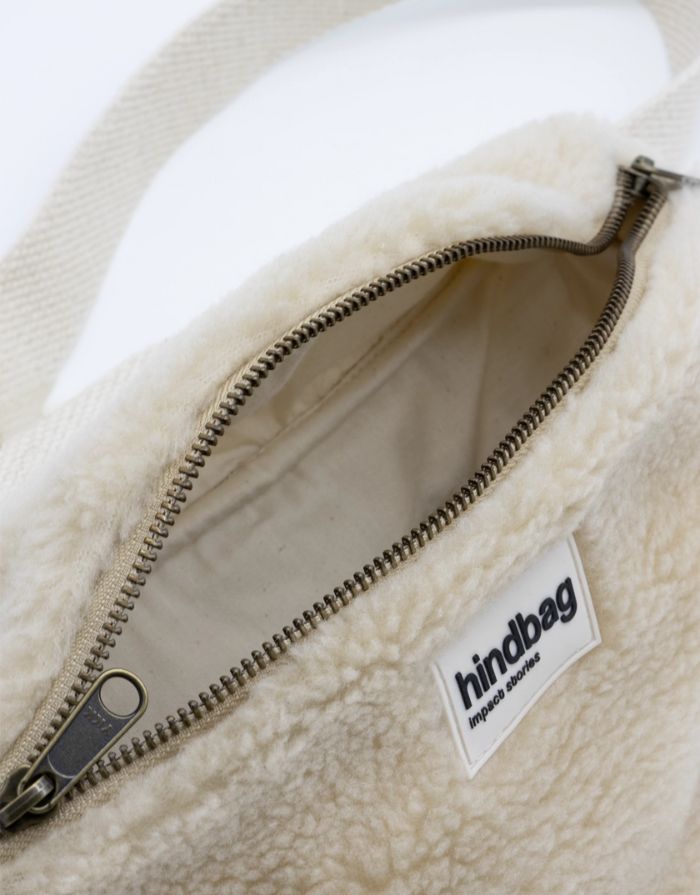 Fanny Pack Olivia Teddy Ecru von Hindbag – Gürteltasche aus weichem, GOTS-zertifiziertem Kunstfell in Creme mit Doppelreißverschluss und verstellbarem Schultergurt