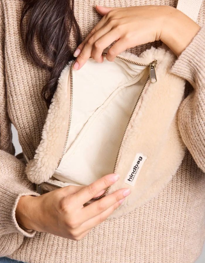 Fanny Pack Olivia Teddy Ecru von Hindbag – Gürteltasche aus weichem, GOTS-zertifiziertem Kunstfell in Creme mit Doppelreißverschluss und verstellbarem Schultergurt