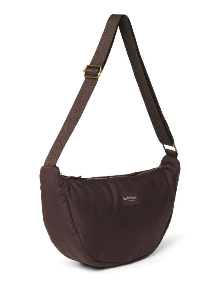  Studio Noos Fanny Pack Puffy Brown – leichte, kompakte Bauchtasche mit verstellbarem Gurt.