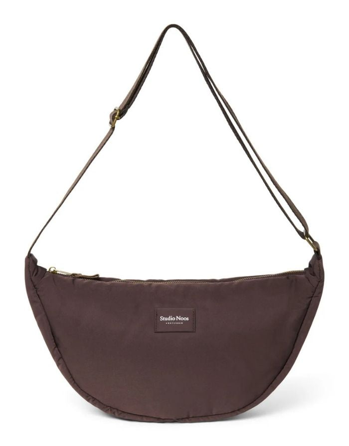  Studio Noos Fanny Pack Puffy Brown – leichte, kompakte Bauchtasche mit verstellbarem Gurt.