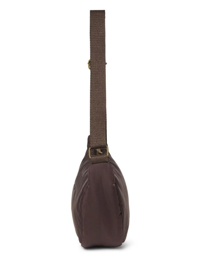  Studio Noos Fanny Pack Puffy Brown – leichte, kompakte Bauchtasche mit verstellbarem Gurt.