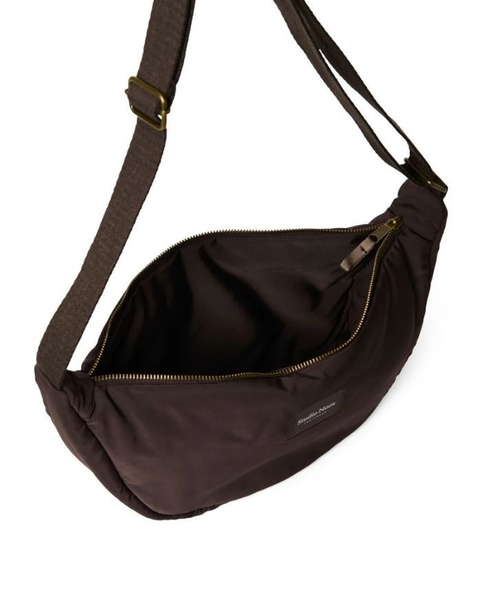  Studio Noos Fanny Pack Puffy Brown – leichte, kompakte Bauchtasche mit verstellbarem Gurt.