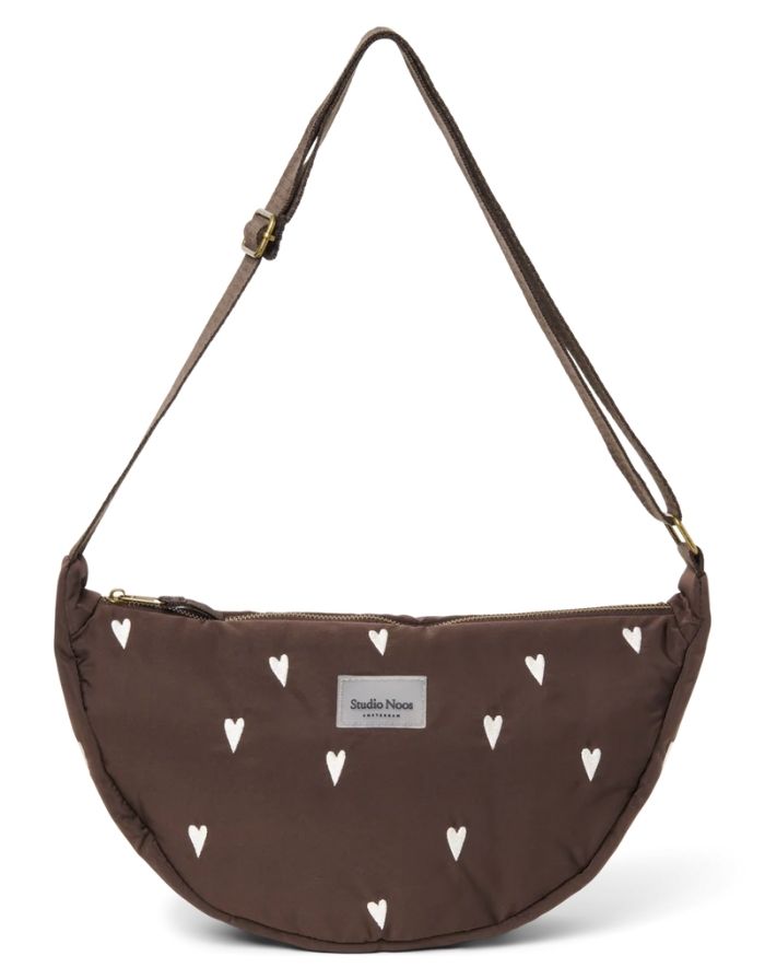 Studio Noos Fanny Pack Puffy Hearts Brown – leichte Bauchtasche mit Herzchenmuster und verstellbarem Gurt.