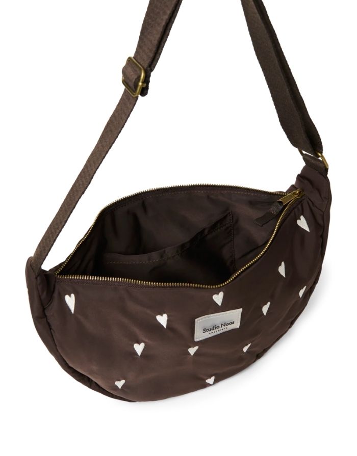 Studio Noos Fanny Pack Puffy Hearts Brown – leichte Bauchtasche mit Herzchenmuster und verstellbarem Gurt.