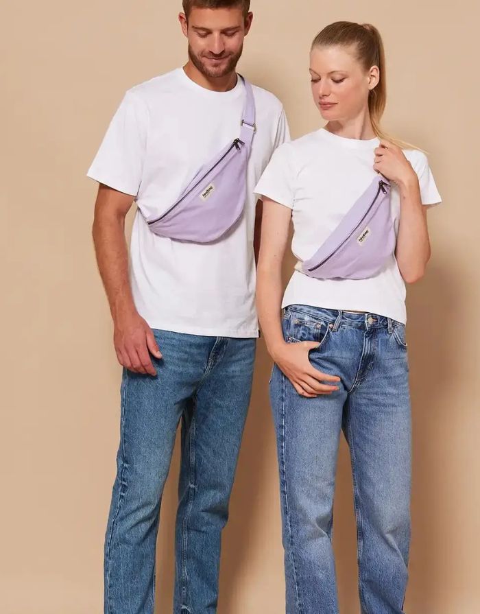 Große Fanny Pack Sasha L von Hindbag in Flieder aus GOTS-zertifizierter Bio-Baumwolle mit Außen- und Innentasche und verstellbarem Schultergurt.
