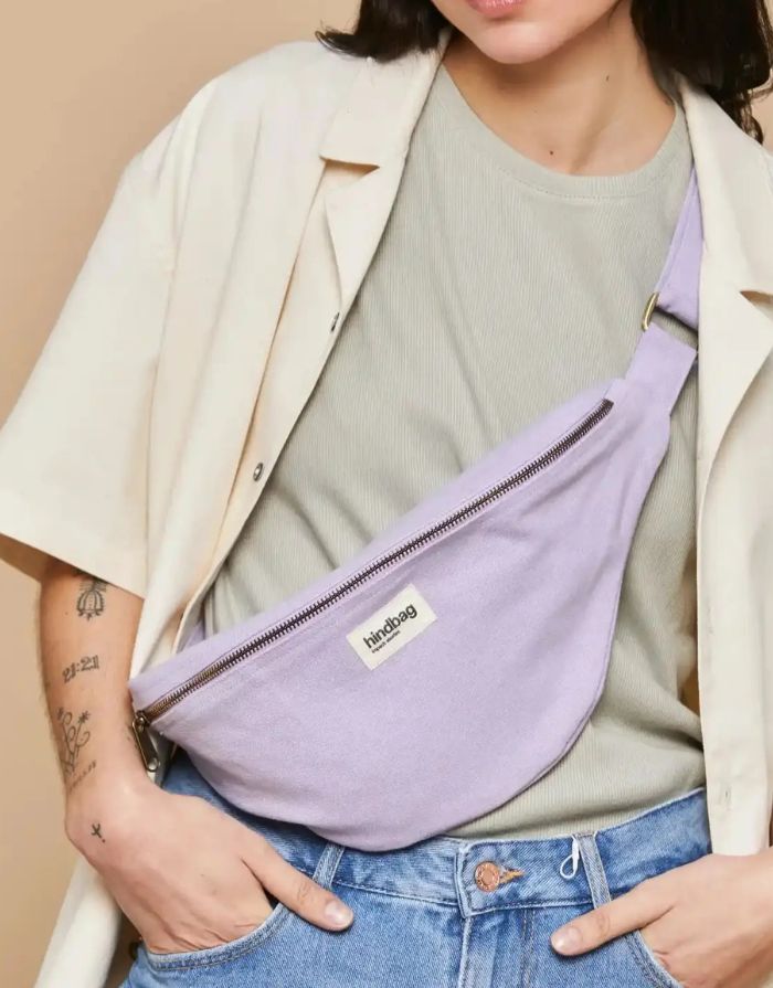 Große Fanny Pack Sasha L von Hindbag in Flieder aus GOTS-zertifizierter Bio-Baumwolle mit Außen- und Innentasche und verstellbarem Schultergurt.