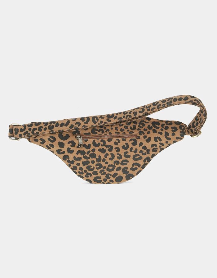 Fanny Pack Sasha L von Hindbag in der Farbe Leopard Cannelle – große Bauchtasche aus GOTS-zertifizierter Bio-Baumwolle mit Reißverschlussfächern und verstellbarem Schultergurt