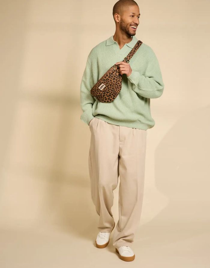 Fanny Pack Sasha L von Hindbag in der Farbe Leopard Cannelle – große Bauchtasche aus GOTS-zertifizierter Bio-Baumwolle mit Reißverschlussfächern und verstellbarem Schultergurt