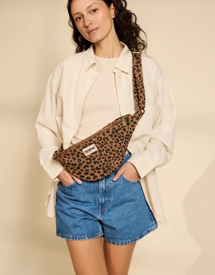Fanny Pack Sasha L von Hindbag in der Farbe Leopard Cannelle – große Bauchtasche aus GOTS-zertifizierter Bio-Baumwolle mit Reißverschlussfächern und verstellbarem Schultergurt