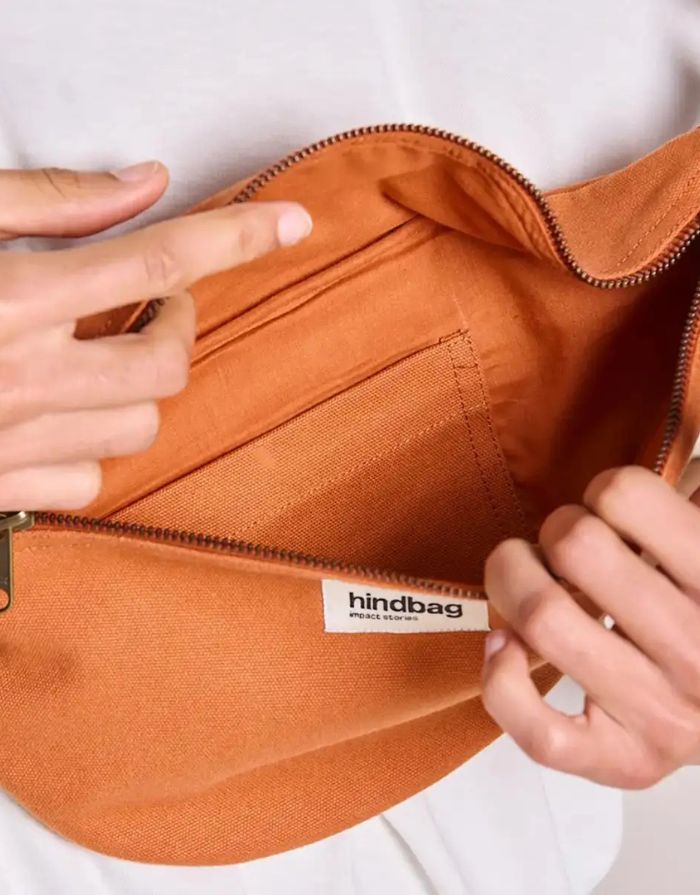 Große Fanny Pack Sasha L von Hindbag in Siena aus GOTS-zertifizierter Bio-Baumwolle mit Außen- und Innentasche und verstellbarem Schultergurt.