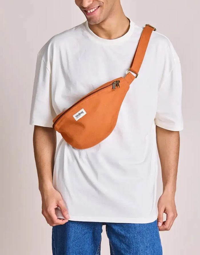 Große Fanny Pack Sasha L von Hindbag in Siena aus GOTS-zertifizierter Bio-Baumwolle mit Außen- und Innentasche und verstellbarem Schultergurt.