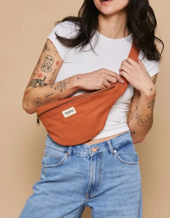 Große Fanny Pack Sasha L von Hindbag in Siena aus GOTS-zertifizierter Bio-Baumwolle mit Außen- und Innentasche und verstellbarem Schultergurt.