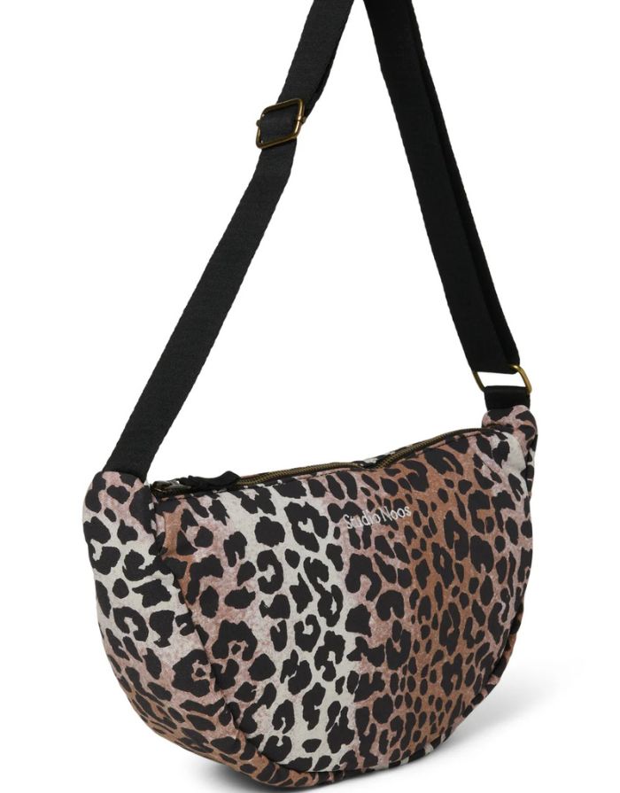 Studio Noos Fanny Pack Soft Cotton Leopard Hazel – stylische Bauchtasche aus 100 % Baumwolle, tragbar als Hüfttasche oder crossbody, geräumige Gürteltasche im Leopardenmuster, Maße 39x20x11 cm.