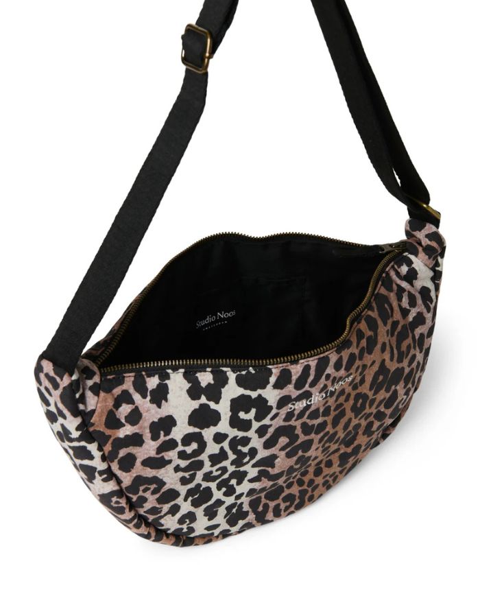 Studio Noos Fanny Pack Soft Cotton Leopard Hazel – stylische Bauchtasche aus 100 % Baumwolle, tragbar als Hüfttasche oder crossbody, geräumige Gürteltasche im Leopardenmuster, Maße 39x20x11 cm.