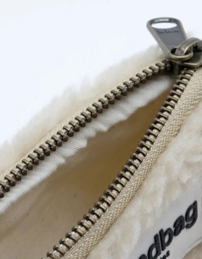 Geldbeutel Lili Teddy Beige von Hindbag, kleine Geldbörse aus GRS-zertifiziertem Kunstfell in Beige, mit Reißverschluss für Karten, Ausweis oder Schmuck.