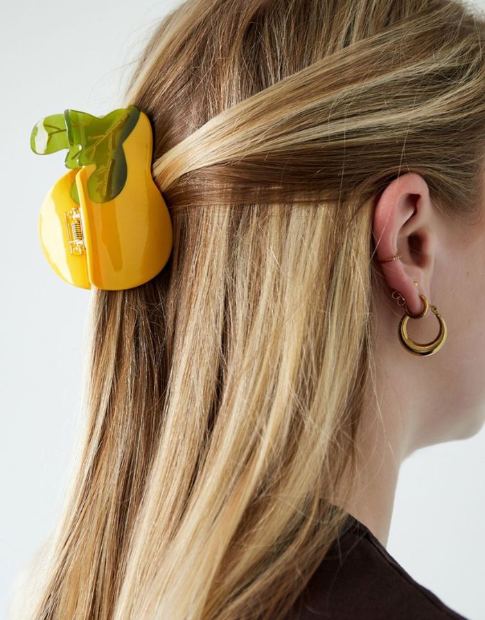 Haarklammer in Birnenform aus Acetat – ideal für sommerliche Frisuren.
Stabiler Halt und frisches Design in zarten Farben.