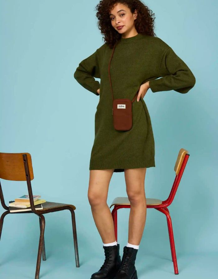 Handy-Umhängetasche Bill von Hindbag in Chocolate – kompakte Smartphone-Tasche aus robuster Bio-Baumwolle mit verstellbarem Schultergurt und praktischem Rückfach.