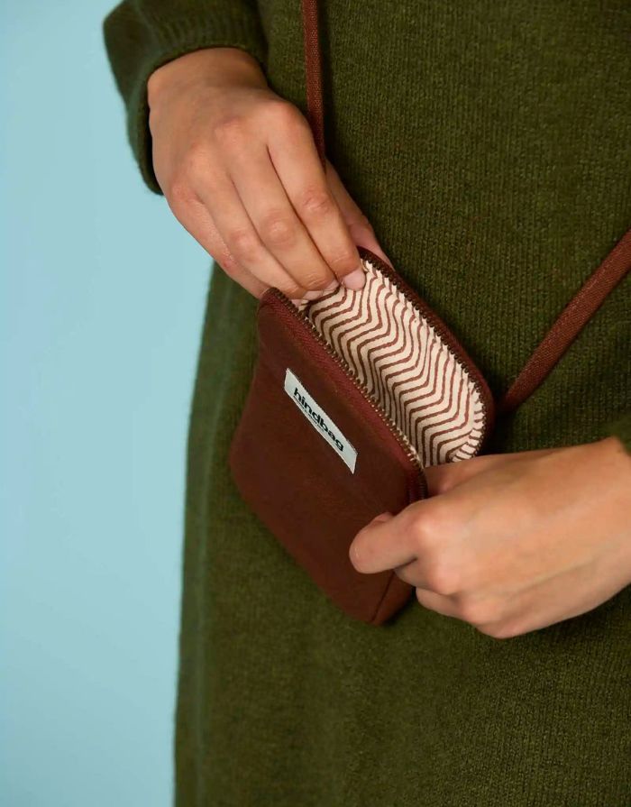 Handy-Umhängetasche Bill von Hindbag in Chocolate – kompakte Smartphone-Tasche aus robuster Bio-Baumwolle mit verstellbarem Schultergurt und praktischem Rückfach.
