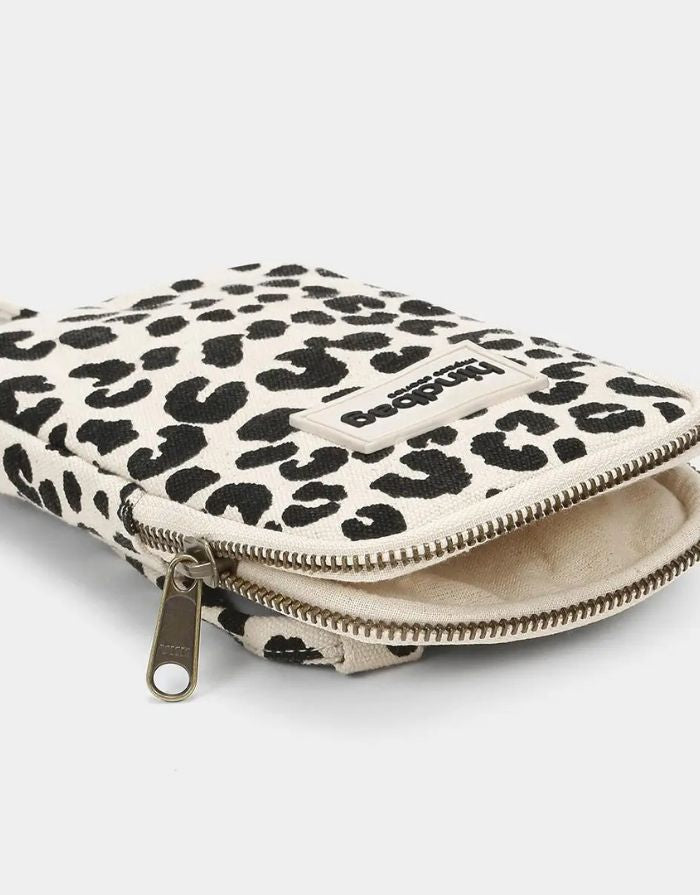 Handy-Umhängetasche Bill von Hindbag in Leo Ecru aus GOTS-zertifizierter Bio-Baumwolle, mit verstellbarem Gurt, stoßfester Polsterung und Kartenfach hinten.
