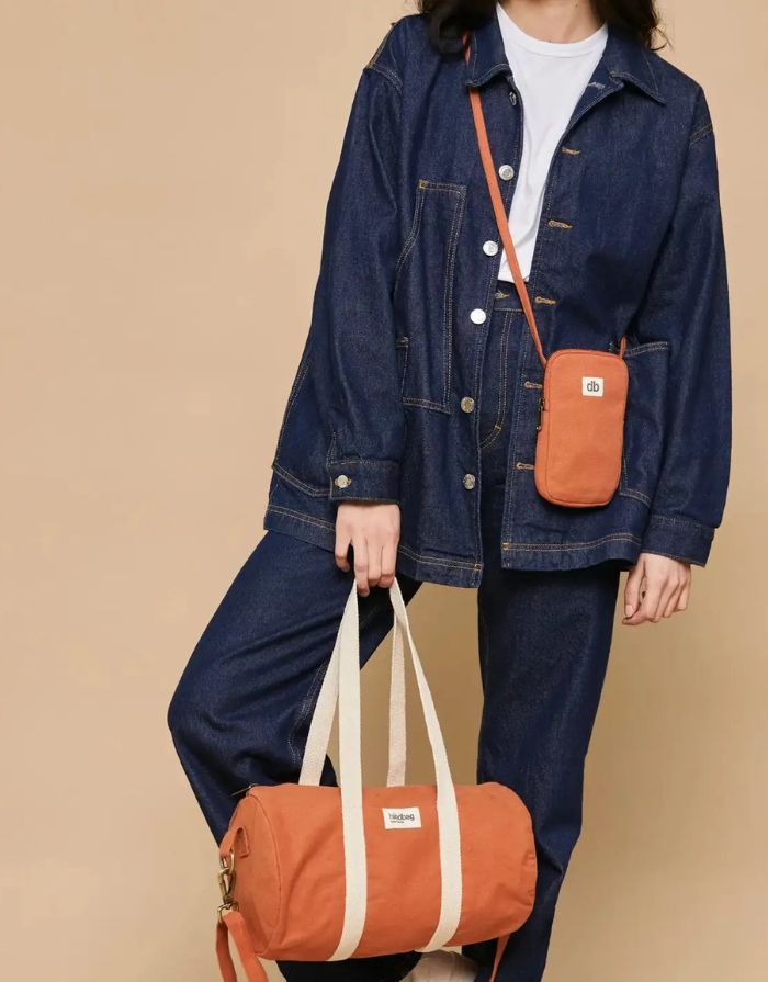 Handy-Umhängetasche Bill von Hindbag in der Farbe Siena aus GOTS-zertifizierter Bio-Baumwolle, mit verstellbarem Gurt, stoßfester Polsterung und Kartenfach hinten.