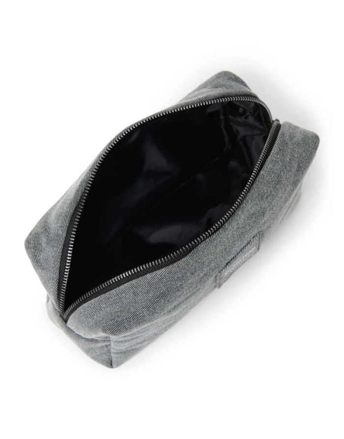 Studio Noos Denim Grey Pouch – vielseitige Kosmetiktasche und Windeltasche aus 100% Baumwolle, praktische Aufbewahrungstasche in Grau, Maße 9x24x9 cm.