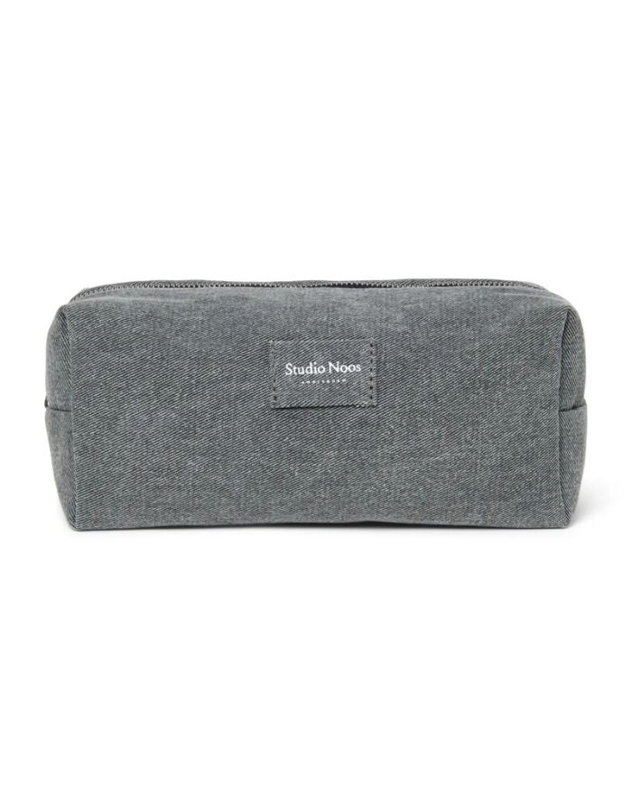 Studio Noos Denim Grey Pouch – vielseitige Kosmetiktasche und Windeltasche aus 100% Baumwolle, praktische Aufbewahrungstasche in Grau, Maße 9x24x9 cm.