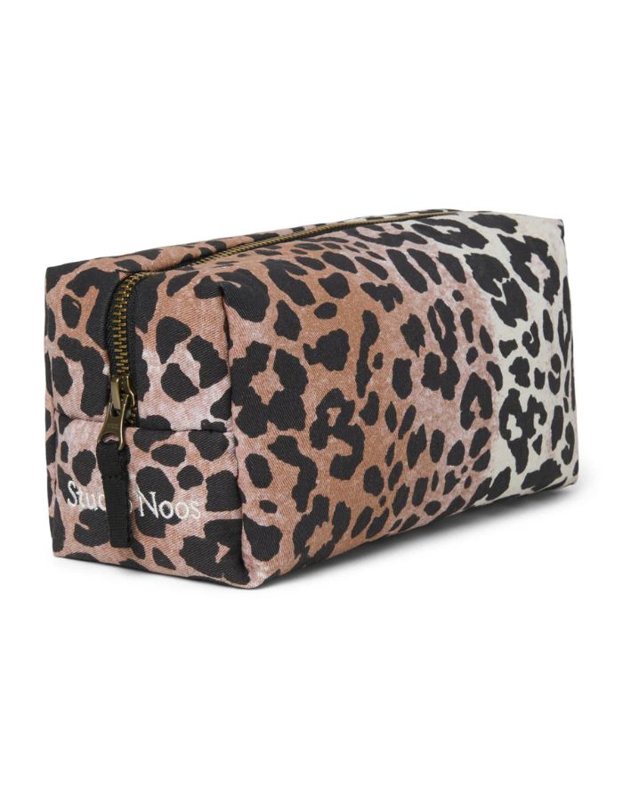 Studio Noos Soft Cotton Pouch Leopard Hazel – kompakte Kosmetiktasche aus 100 % Baumwolle, vielseitig nutzbar als Make-up-Bag oder Windeltasche, Maße 9x24x9 cm.