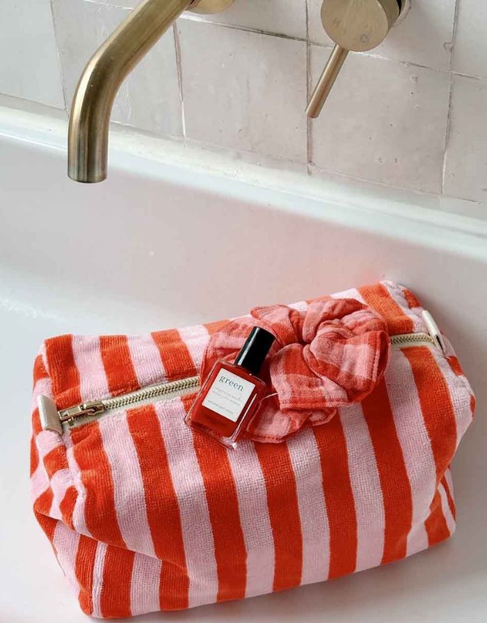 Kulturtasche aus Frottee von Rose in April mit Streifen in Pink und Rot in einem Waschbecken 