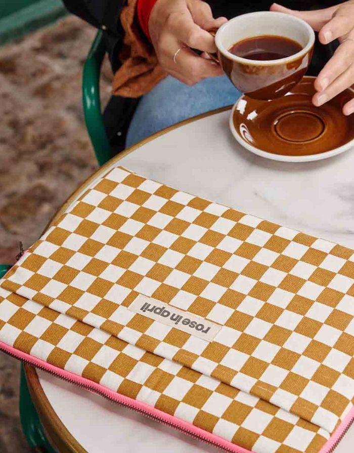 Laptophülle Octava 13/14 Zoll in Checks Caramel von Rose in April mit Reisverschluss auf einem Tisch