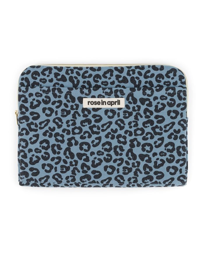 Frontansicht der Hülle mit Leoparden-Print auf hellblauem Hintergrund