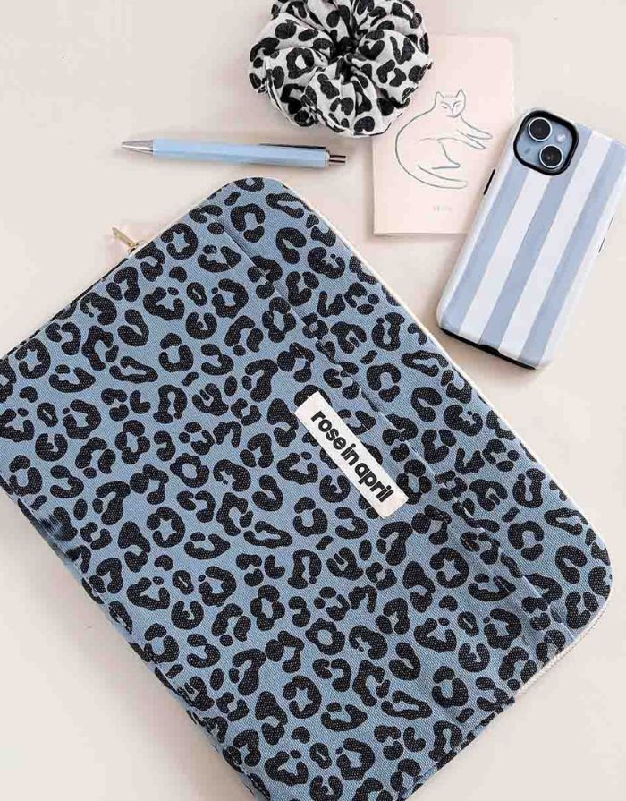 Flatlay mit Notizbuch, Stift und Handyhülle
