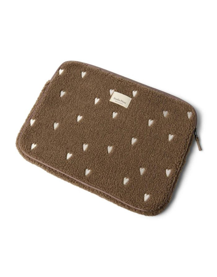Studio Noos Laptophülle Teddy Brown Hearts 15 Zoll – stylische Laptop-Tasche für MacBook 15 Zoll, weiche Schutzhülle aus Teddy-Stoff, kompakt und stoßfest, Maße 38x29x2 cm.