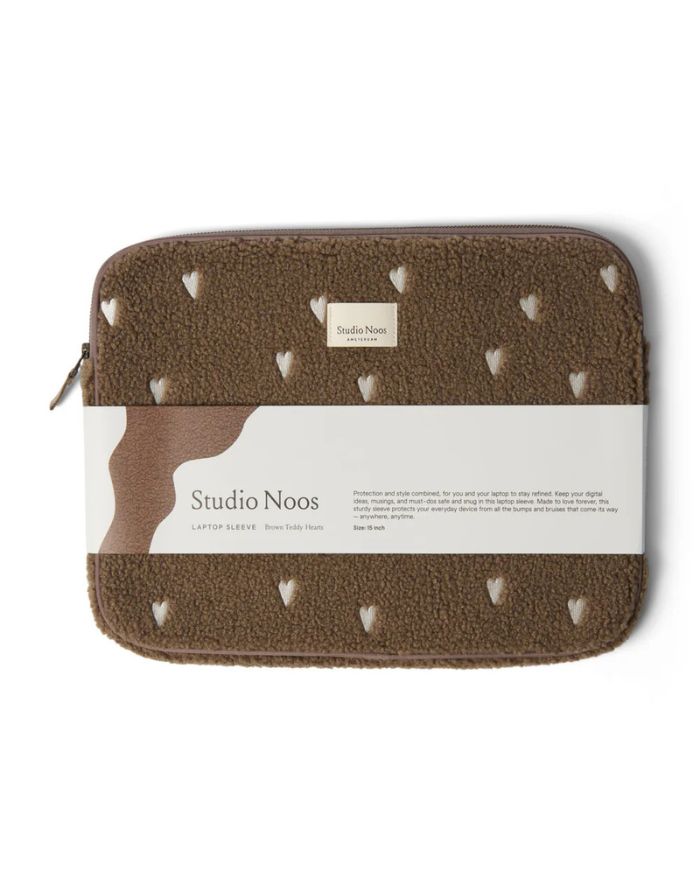 Studio Noos Laptophülle Teddy Brown Hearts 15 Zoll – stylische Laptop-Tasche für MacBook 15 Zoll, weiche Schutzhülle aus Teddy-Stoff, kompakt und stoßfest, Maße 38x29x2 cm.