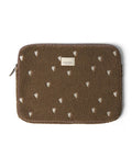 Studio Noos Laptophülle Teddy Brown Hearts 15 Zoll – stylische Laptop-Tasche für MacBook 15 Zoll, weiche Schutzhülle aus Teddy-Stoff, kompakt und stoßfest, Maße 38x29x2 cm.