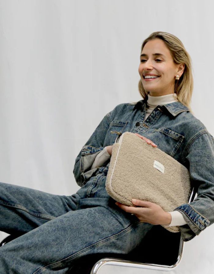 Studio Noos Laptophülle Teddy Ecru 15 Zoll – stylische Laptop-Tasche für MacBook 15 Zoll, weiche Schutzhülle aus Teddy-Stoff, kompakt und stoßfest, Maße 38x29x2 cm.