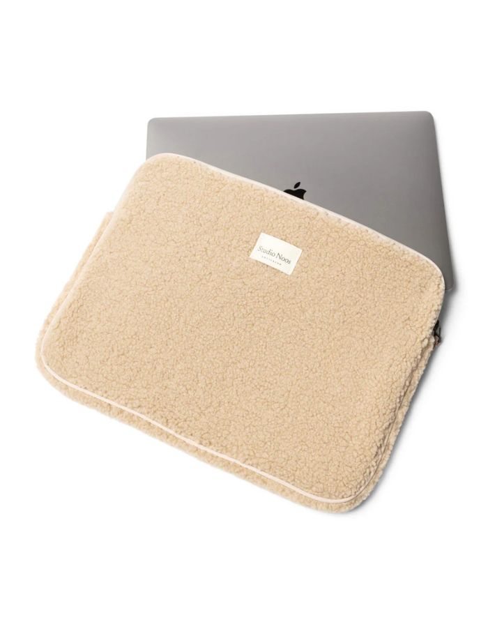 Studio Noos Laptophülle Teddy Ecru 15 Zoll – stylische Laptop-Tasche für MacBook 15 Zoll, weiche Schutzhülle aus Teddy-Stoff, kompakt und stoßfest, Maße 38x29x2 cm.