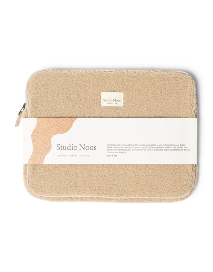 Studio Noos Laptophülle Teddy Ecru 15 Zoll – stylische Laptop-Tasche für MacBook 15 Zoll, weiche Schutzhülle aus Teddy-Stoff, kompakt und stoßfest, Maße 38x29x2 cm.